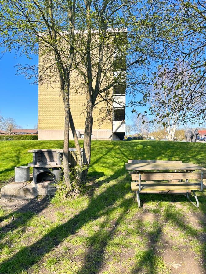 Privat One Bedroom Apartment With Free Parking Odense Esterno foto
